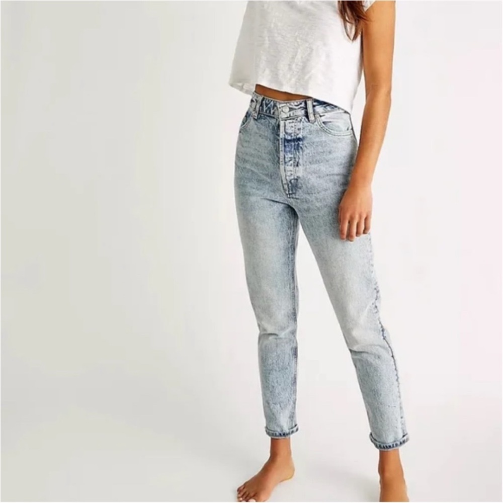 Free People Zuri Mom Button Fly High Waist Jean in Lived In Blue Size 26